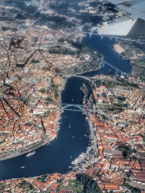 Foto vista aérea del río en la ciudad