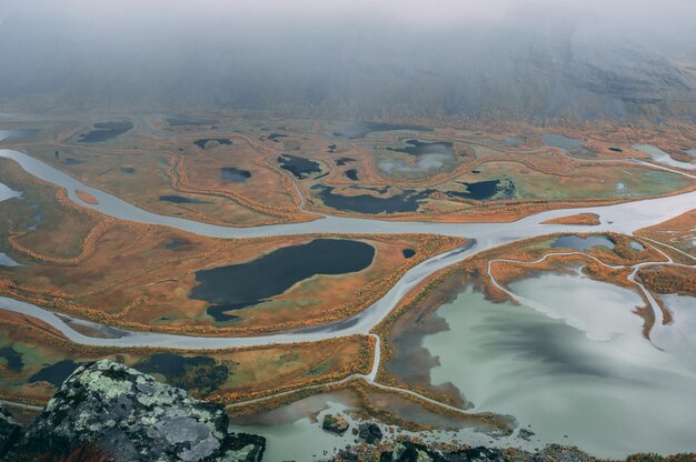 Foto vista aérea del río contra el cielo