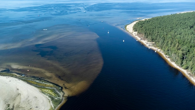 Vista aérea del río desemboca en la bahía. Orilla arenosa, poco profunda, transporte de agua