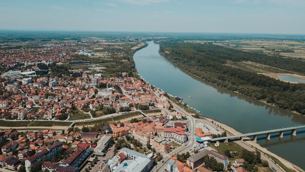 Vista aérea del río y el distrito de Brcko con un puente que conecta las tierras, Bosnia