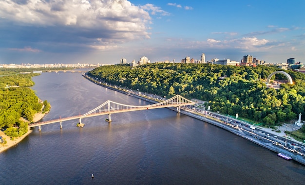 Vista aérea del río Dnieper con el puente peatonal en Kiev, Ucrania