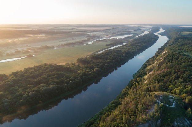 Foto vista aérea del río don