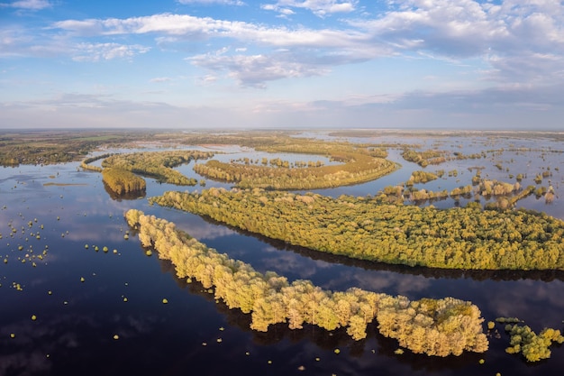 Vista aérea del río inundado en primavera