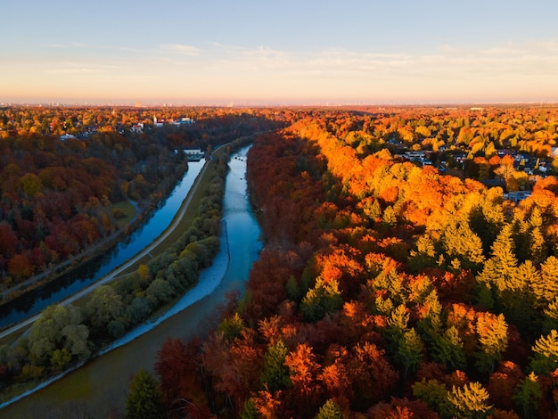 Vista aérea del río Isar Munich Alemania en otoño
