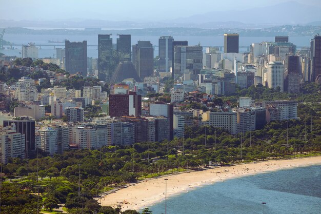 Vista aérea de Río de Janeiro en un día soleado, Brasil