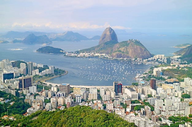 Vista aérea de Río de Janeiro con el famoso Pan de Azúcar visto desde el cerro Corcovado Brasil