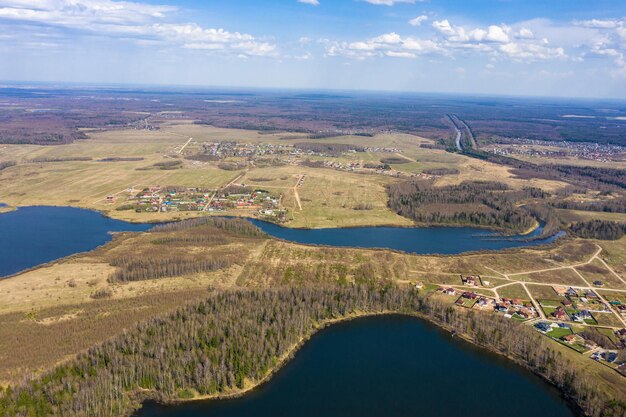 Foto vista aérea del río en medio del paisaje contra el cielo