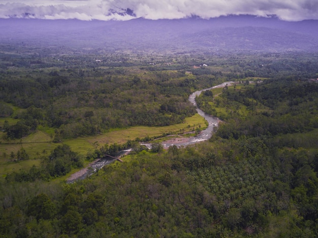 Vista aérea del río y la montaña en la mañana soleada