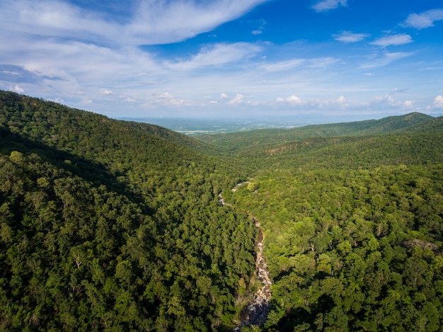 Vista aérea del río en la montaña