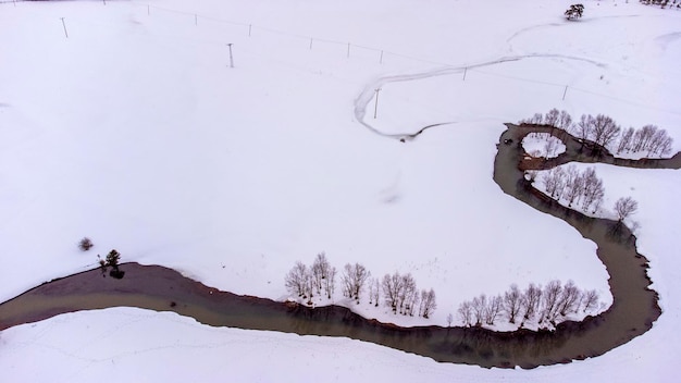 Vista aérea del río nevado y árboles con drones. Bolu - Turquía