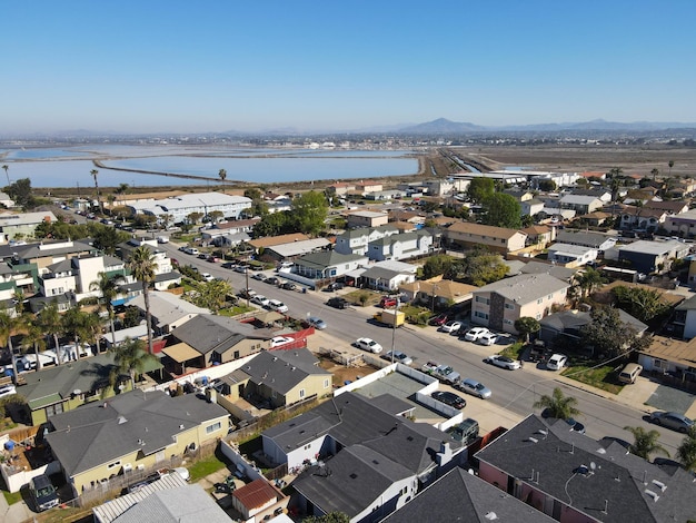 Vista aérea del río Otay y el Refugio Nacional de la Bahía de San Diego desde Imperial Beach, San Diego, California