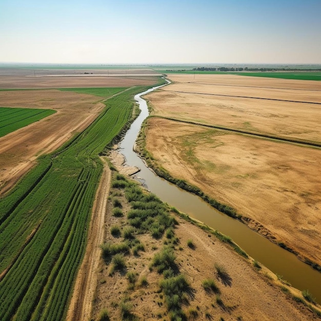 una vista aérea de un río que atraviesa un campo