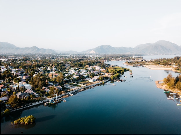 Vista aérea del río que atraviesa la ciudad