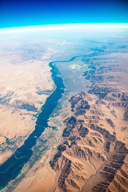 Foto una vista aérea de un río que atraviesa el desierto