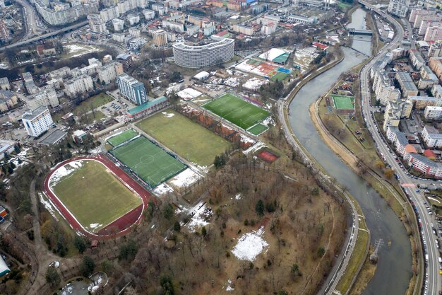 Foto vista aérea del río que cruza la ciudad