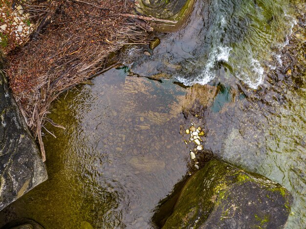 Foto vista aérea del río sense en friburgo río natural salvaje que fluye a través de rocas profundamente talladas