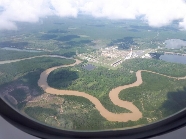 Foto vista aérea del río sinuoso que se acerca a krabi, tailandia