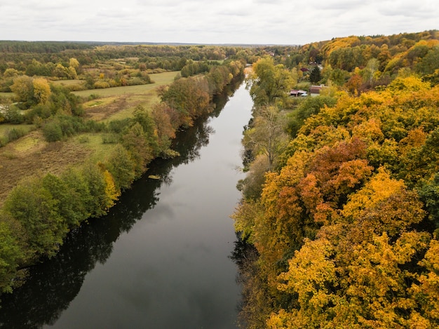 Vista aérea del río Snov en otoño cerca de la aldea de Sednev, región de Chernihiv, Ucrania