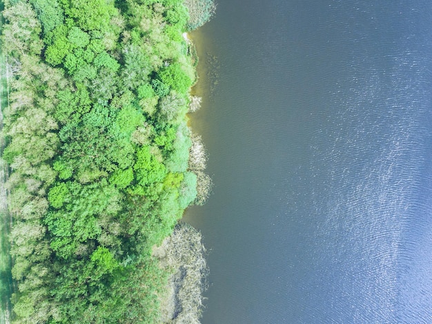 Vista aérea del río con vista aérea del lado del río