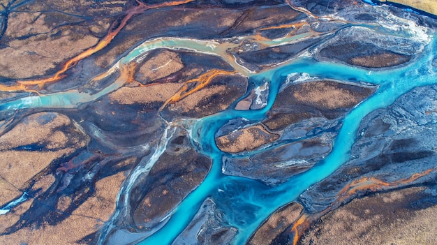 Vista aérea y río de la vista superior en Islandia.