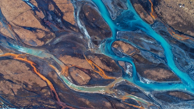 Vista aérea y río de la vista superior en Islandia.