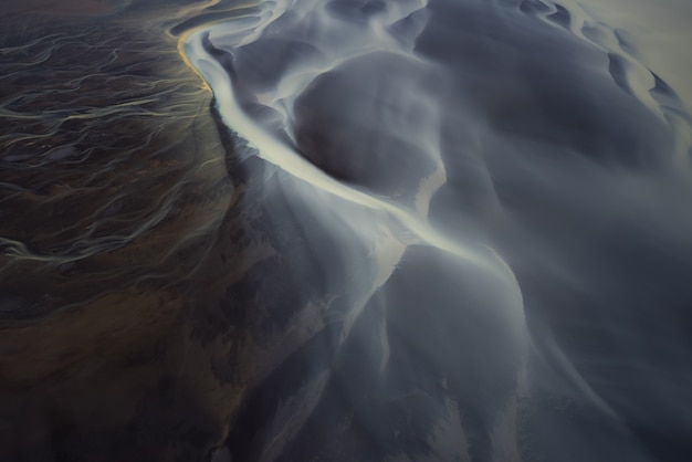 Vista aérea de los ríos glaciares en Islandia