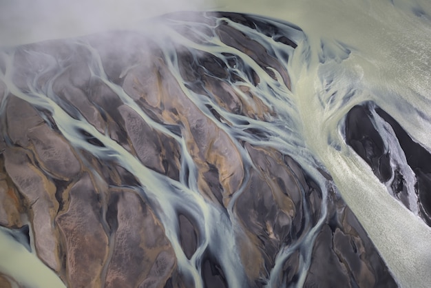 Vista aérea de los ríos glaciares en Islandia