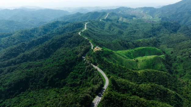 Vista aérea ROAD No1081 ou forma número três da estrada de montanha sinuosa entre o distrito de Pua Nan