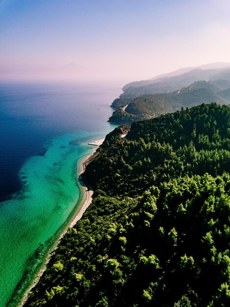 Vista aérea de rocas y laguna de mar turquesa en Grecia