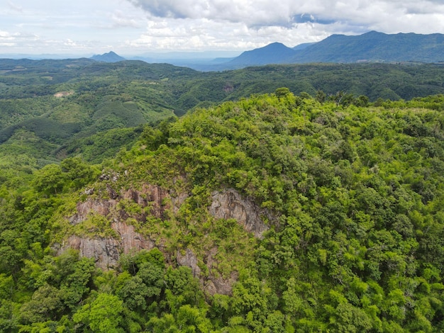 Vista aérea rocha penhasco floresta árvores fundo selva natureza verde árvore na montanha vista de cima floresta colina paisagem paisagem do rio no sudeste da ásia tropical selvagem