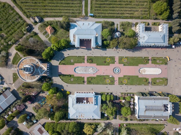 Vista aérea de rodaje desde un dron de la plaza central simétrica del Centro Nacional de Exposiciones