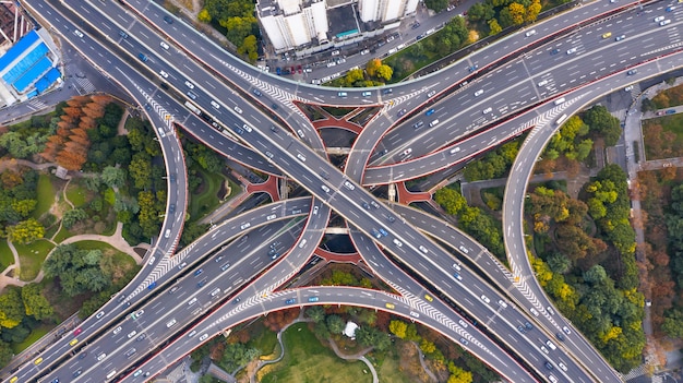 Vista aérea Rodovia elevada espetacular de Xangai e convergência de estradas, pontes, viadutos de passagem e intercâmbio, viadutos em Xangai, transporte e desenvolvimento de infraestrutura na China.