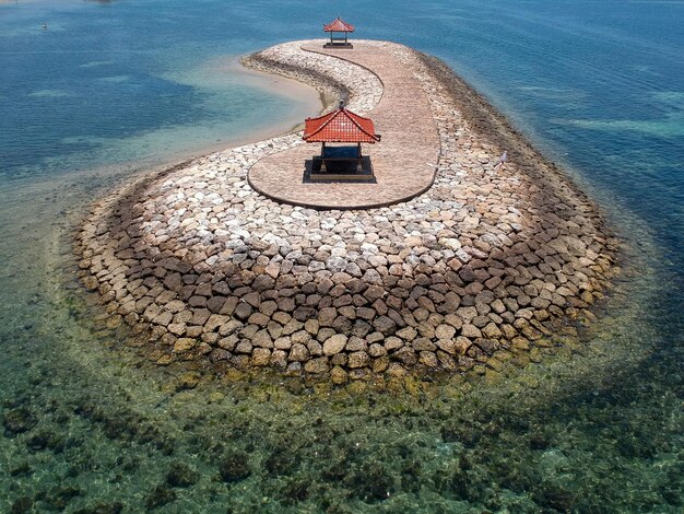 Foto vista aérea de un rompeolas de la playa