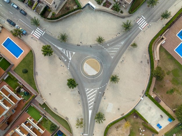 Una vista aérea de una rotonda con autos estacionados en la calle