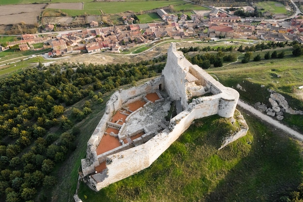 Vista aérea de las ruinas de un antiguo castillo medieval en Castrojeriz, Burgos, España.