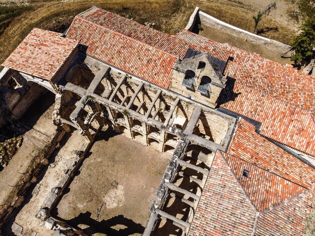 Foto vista aérea de las ruinas de un antiguo monasterio abandonado en santa maría de rioseco burgos