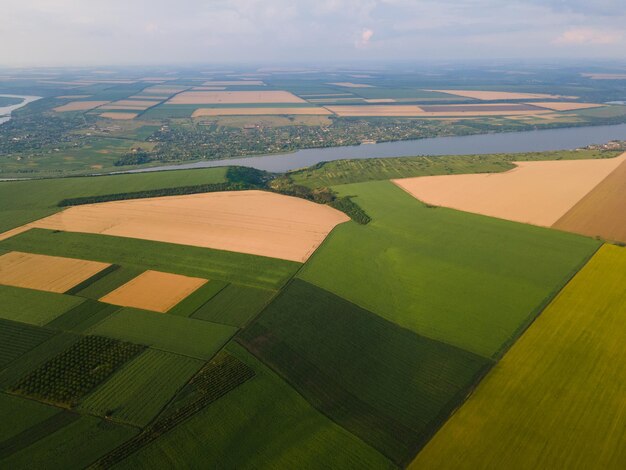 Vista aérea rural de campos agrícolas