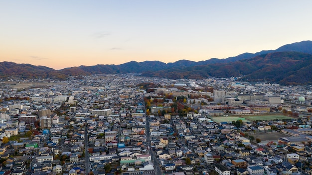 Foto vista aérea salida del sol del castillo de matsumoto en la ciudad de nagano, japón.
