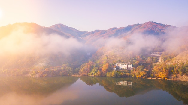 Vista aérea. Salida del sol otoño en la isla de Nami, Seúl, Corea