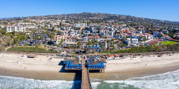 Vista aérea de San Clemente California con panorama de vacaciones de mar de muelle y playa en los Estados Unidos