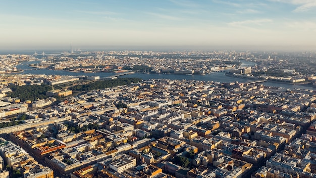 Vista aérea de San Petersburgo temprano en la mañana. Vista aérea