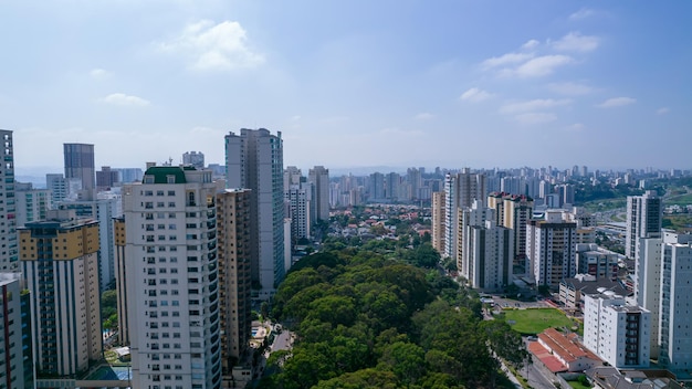 Vista aérea de Sao Jose dos Campos Sao Paulo Brasil Ulysses Guimaraes Square Con edificios residenciales en el fondo