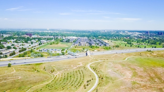 Vista aérea de senderos en el parque de espacios abiertos en los suburbios.