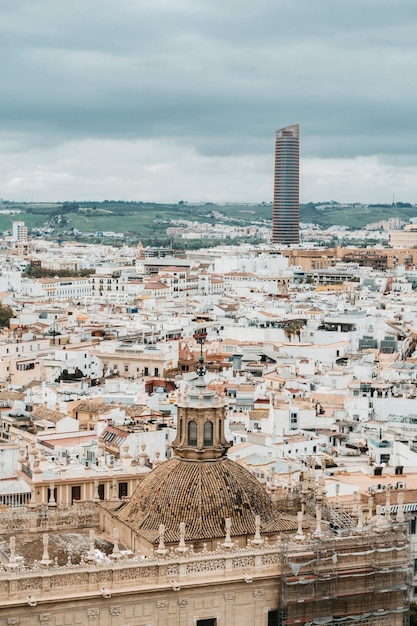 Vista aérea de Sevilla desde la catedral en un día nublado