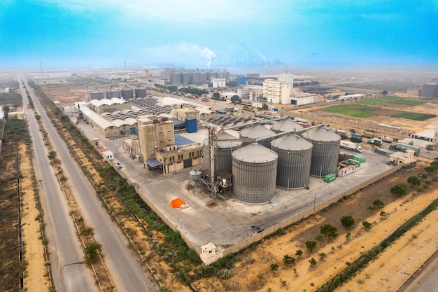 Foto vista aérea de los silos agrícolas de los aviones no tripulados