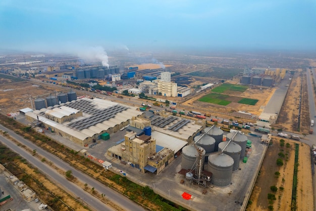 Vista aérea de los silos agrícolas de los aviones no tripulados