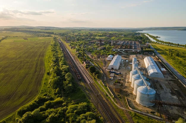 Vista aérea de silos ventilados industriales para almacenamiento a largo plazo de granos y semillas oleaginosas Elevador metálico para secado de trigo en zona agrícola