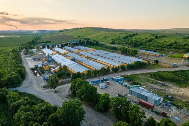 Vista aérea de silos ventilados industriales para almacenamiento a largo plazo de granos y semillas oleaginosas Elevador metálico para secado de trigo en zona agrícola