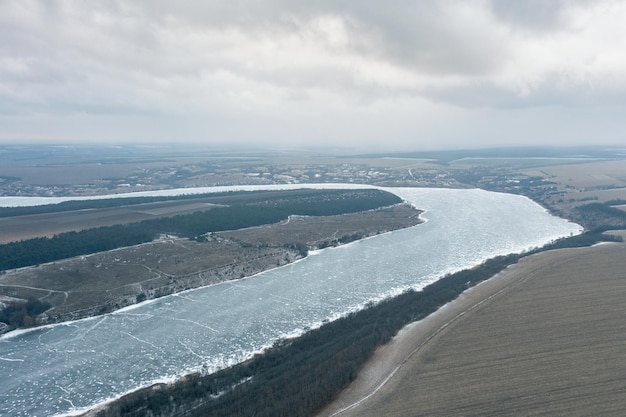 Vista aérea de un sinuoso río congelado en invierno heladas fuertes hermoso paisaje invernal