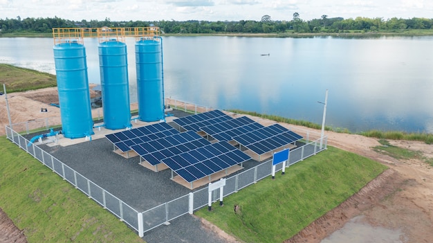 Vista aérea, sistema de paneles solares, sistema de bombeo de agua solar instalado para equipos agrícolas para riego de campo